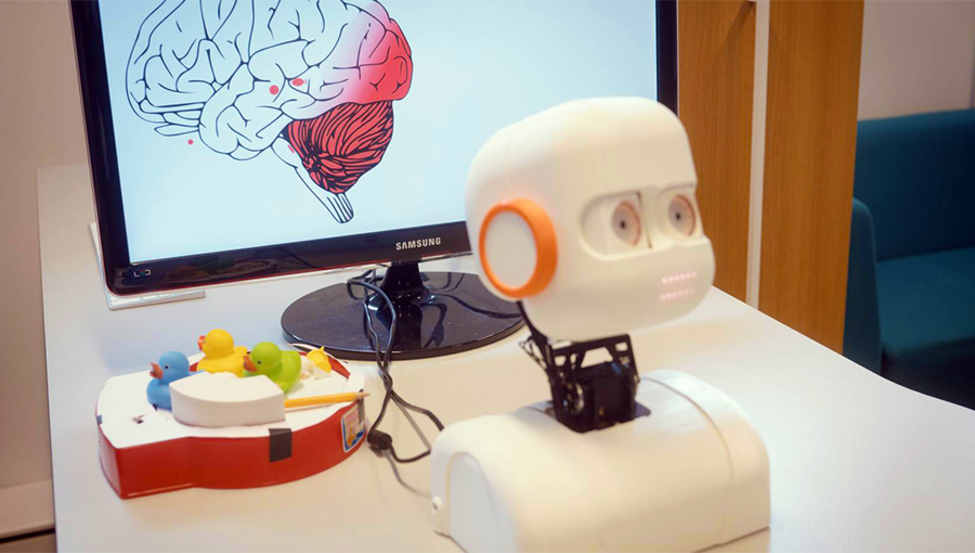 Illustration med robot framför datorskärm