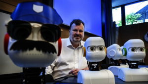 Professor Christian Balkenius med sina sociala robotar.